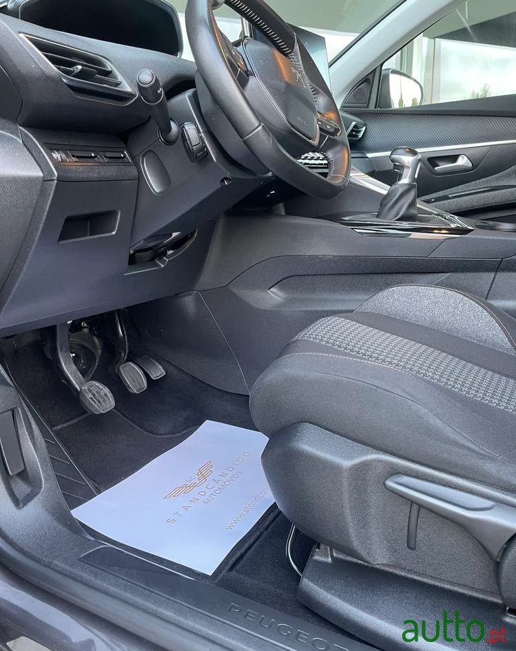 2020' Peugeot 3008 photo #2