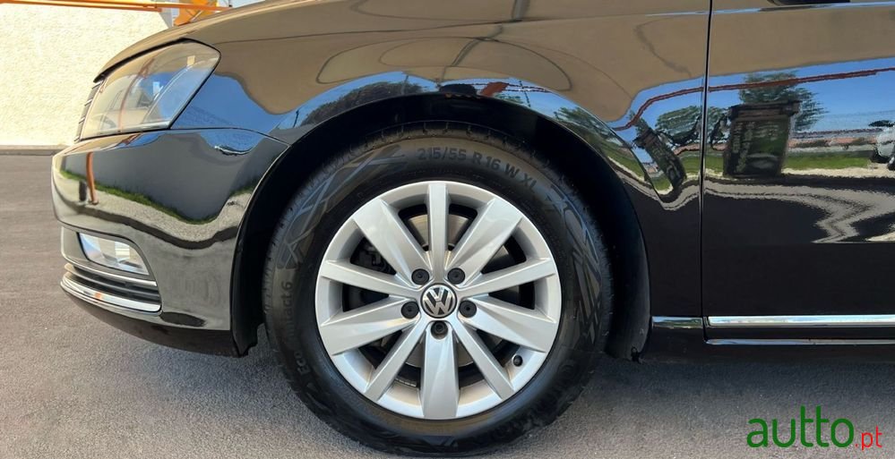 2011' Volkswagen Passat Variant photo #5