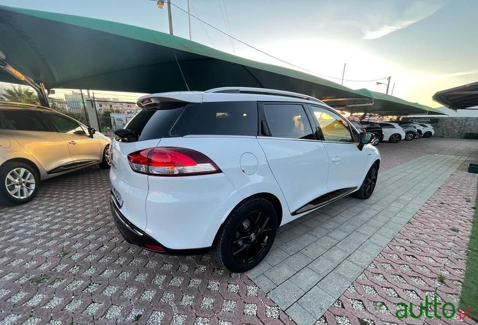 2019' Renault Clio Sport Tourer photo #2