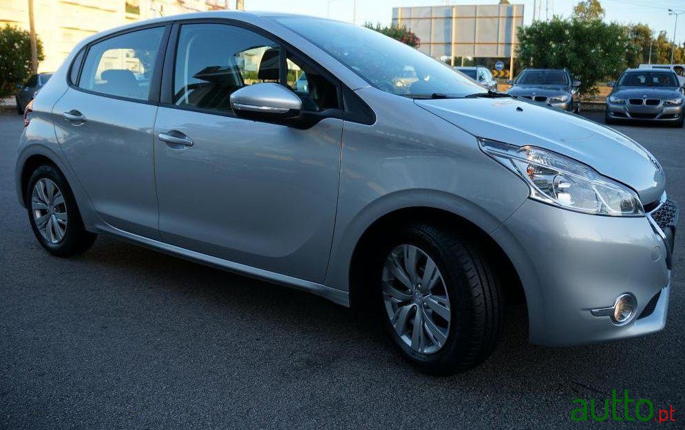 2012' Peugeot 208 1.4 HDi Active photo #3