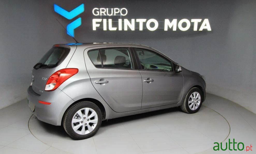 2014' Hyundai i20 1.1 Crdi Urban photo #2