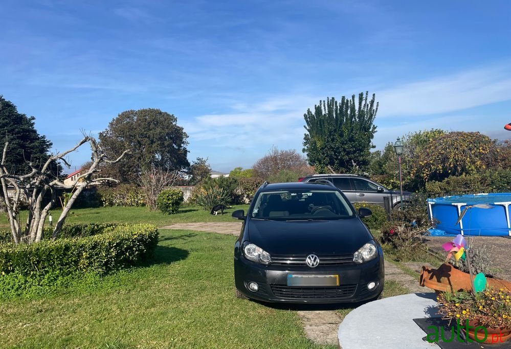 2011' Volkswagen Golf photo #2