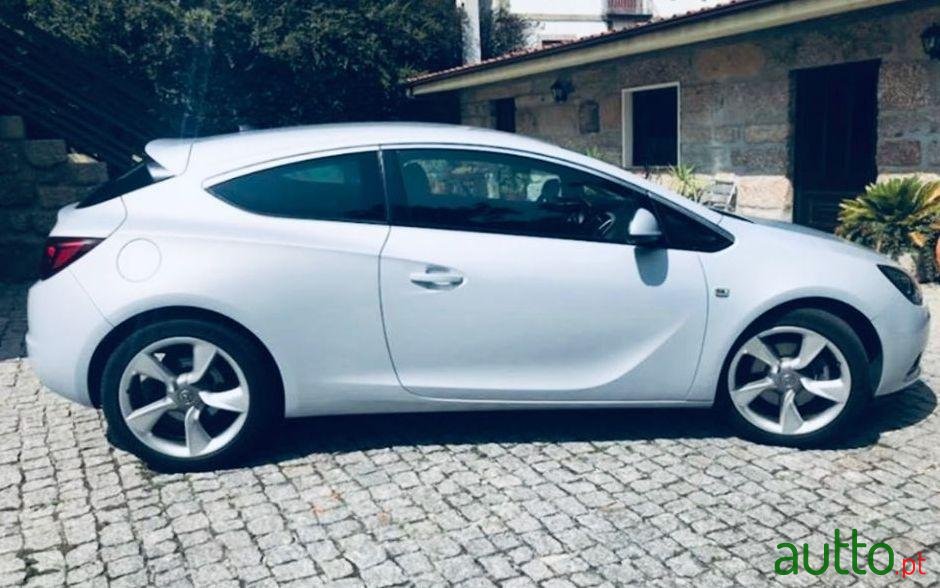 2011' Opel Astra photo #1