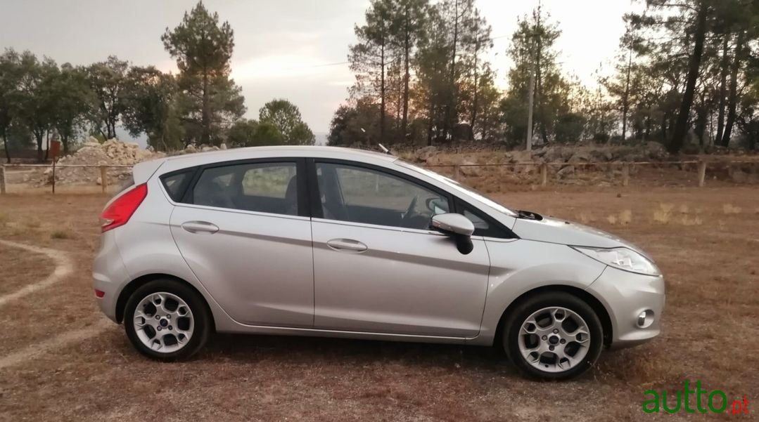 2012' Ford Fiesta photo #6