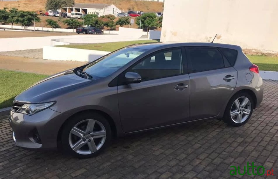 2012' Toyota Auris photo #1