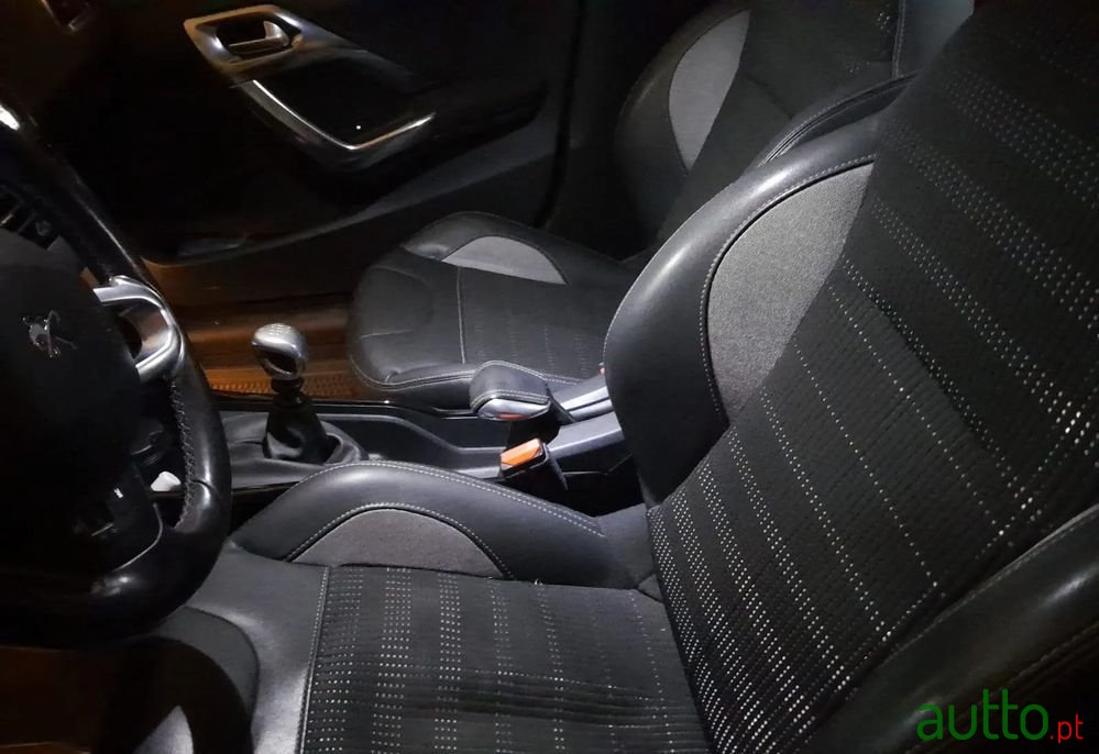 2015' Peugeot 2008 1.6 Bluehdi Allure photo #4