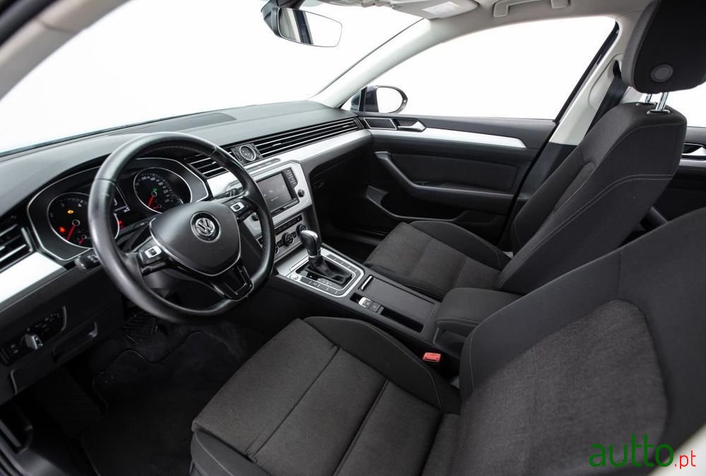 2017' Volkswagen Passat Variant photo #6