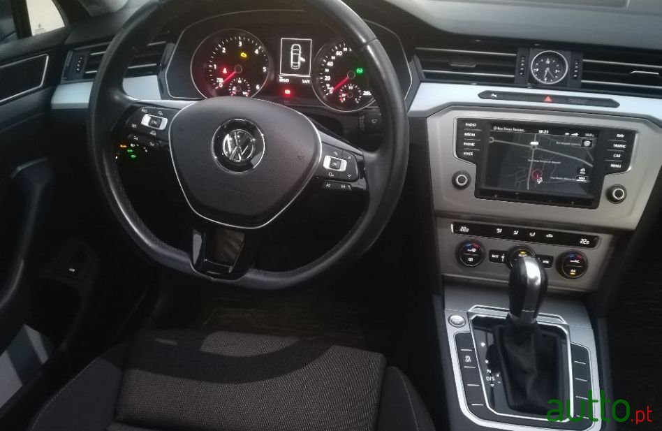 2015' Volkswagen Passat photo #2