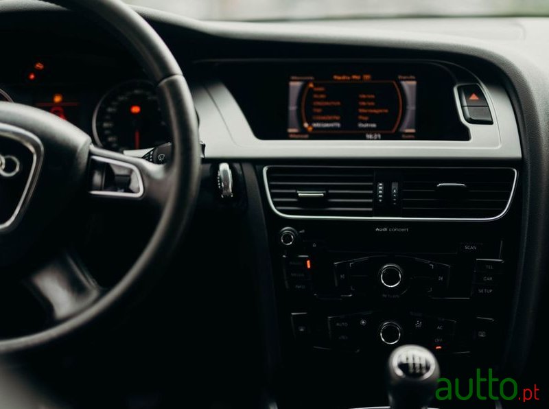 2010' Audi A4 Avant photo #5