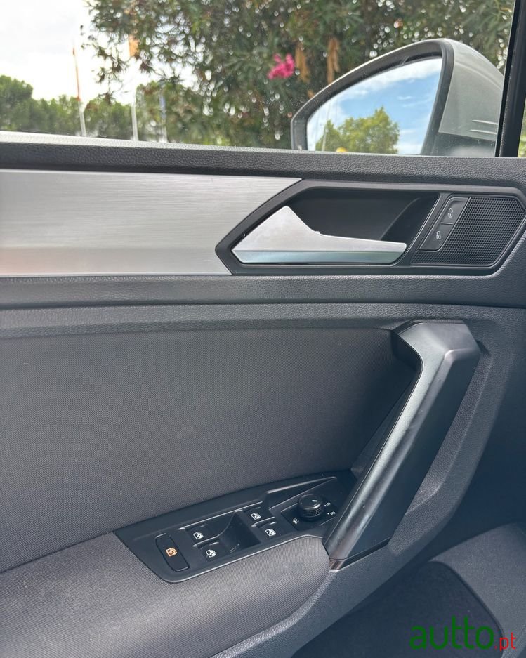 2020' Volkswagen Tiguan photo #6