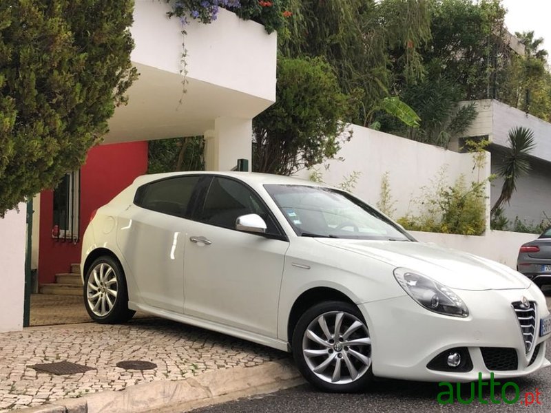 2015' Alfa Romeo Giulietta photo #2