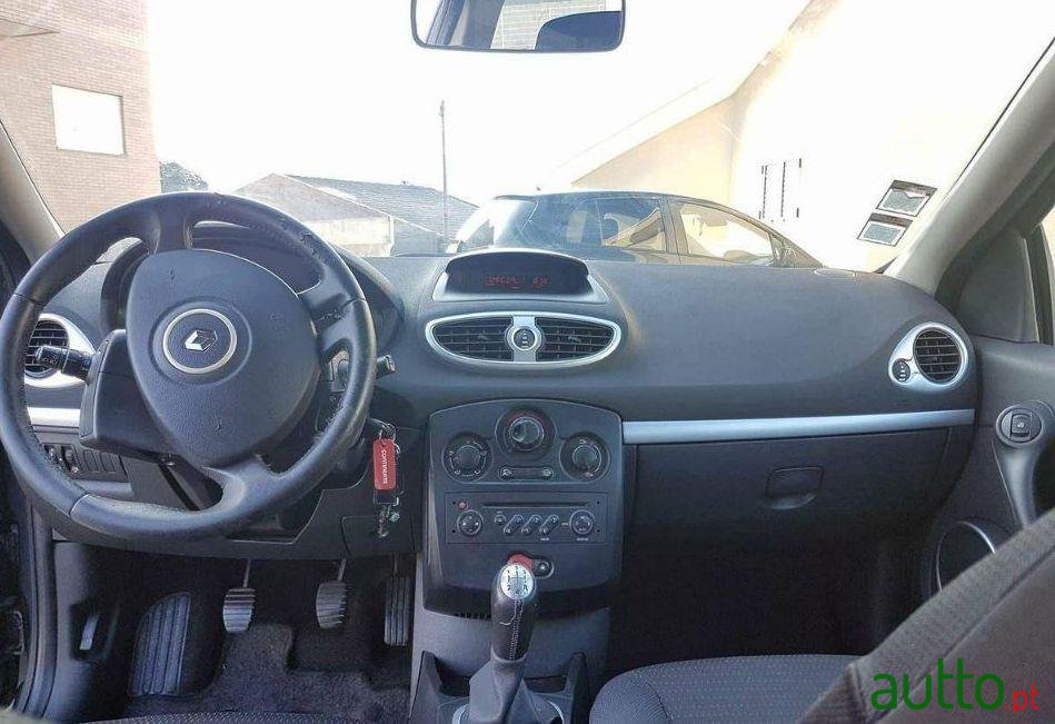 2008' Renault Clio Break photo #1