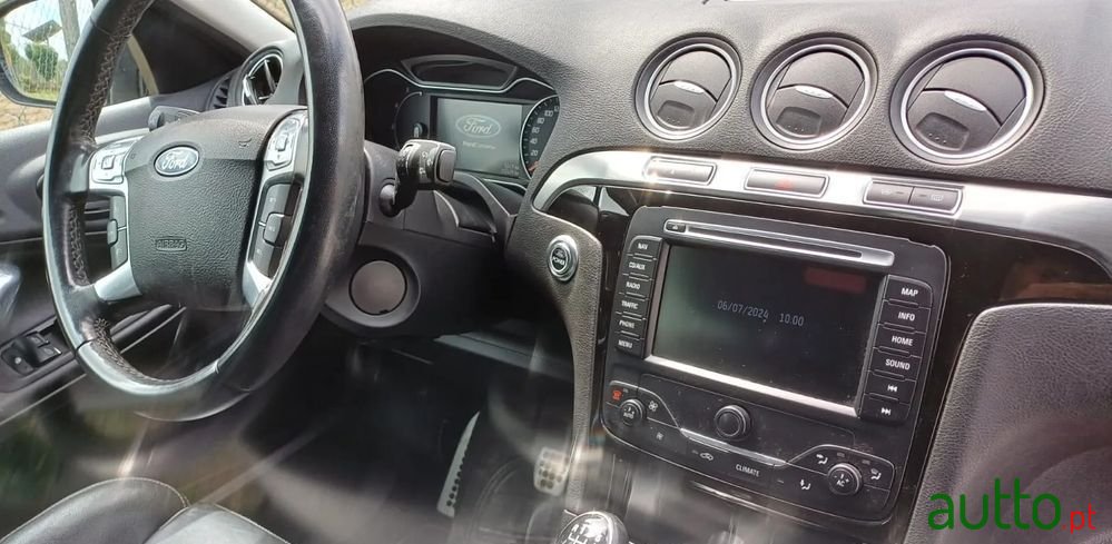 2011' Ford S-Max photo #5