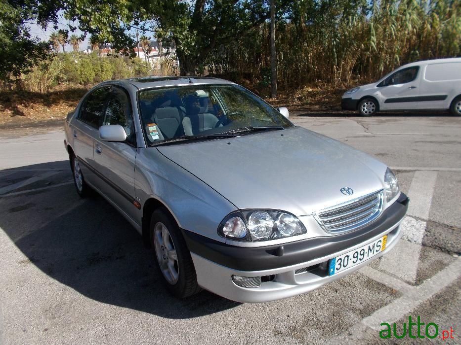 1999' Toyota Avensis photo #1