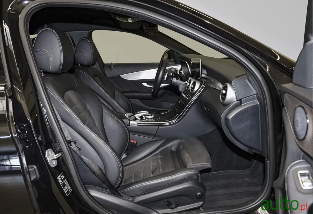 2021' Mercedes-Benz Classe C photo #3