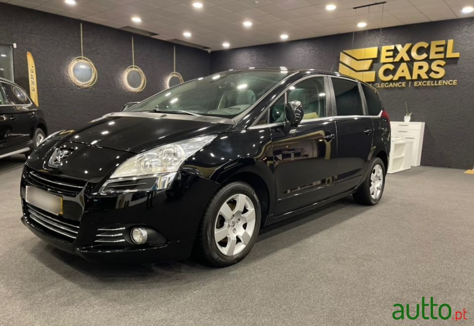 2011' Peugeot 5008 photo #1