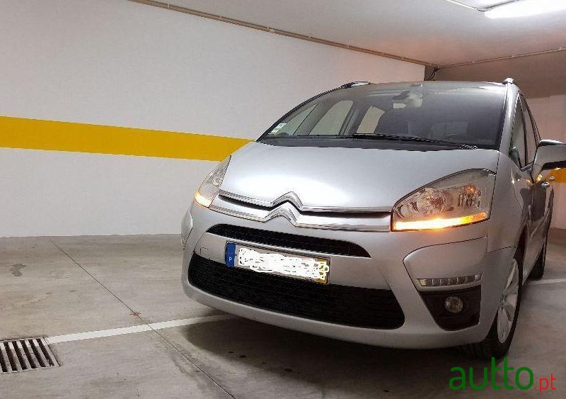 2011' Citroen C4 Grand Picasso photo #2