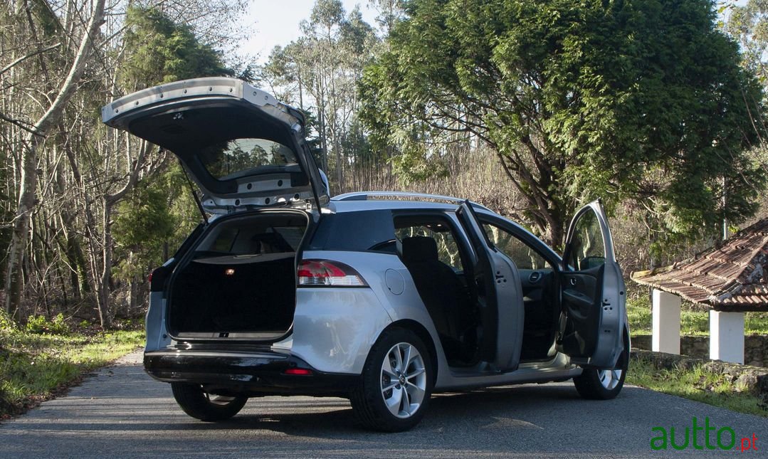 2016' Renault Clio Sport Tourer photo #4