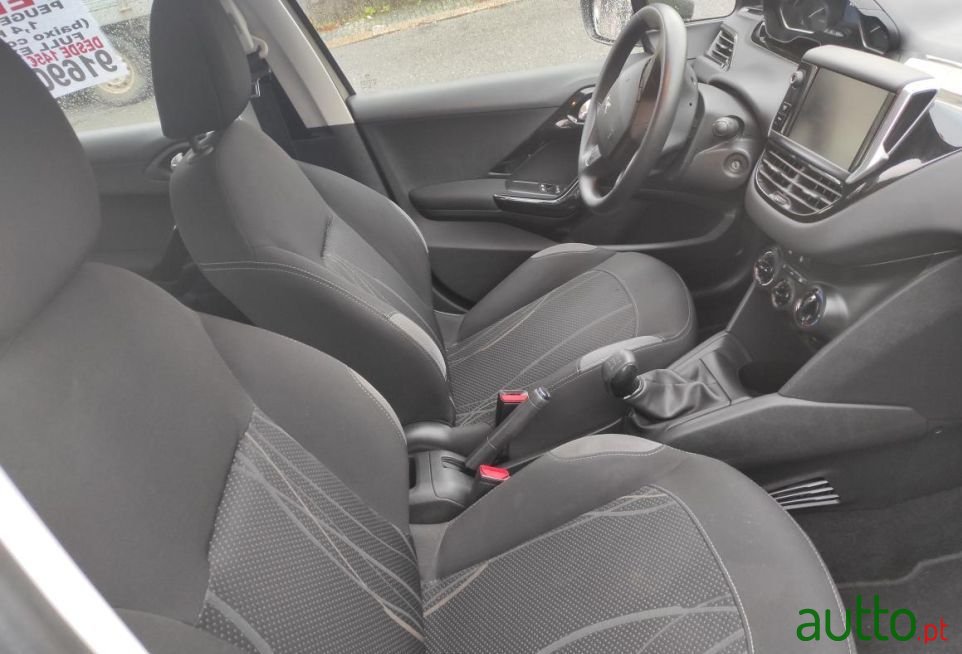 2013' Peugeot 208 Active photo #5