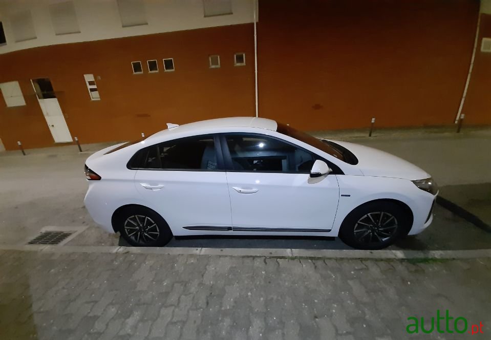 2020' Hyundai Ioniq photo #2