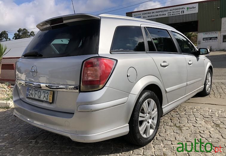 2008' Opel Astra Caravan photo #4