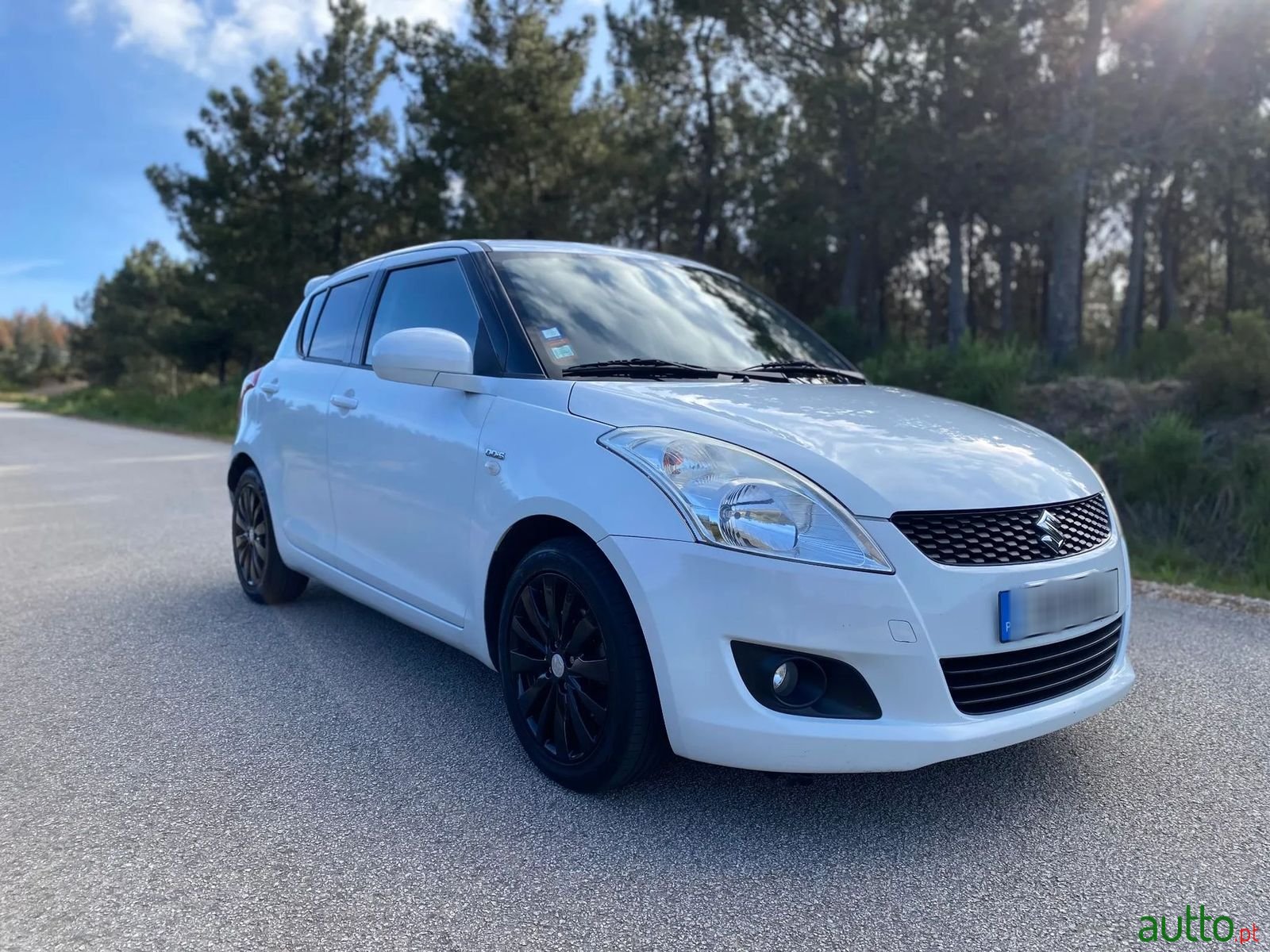 2011' Suzuki Swift photo #5