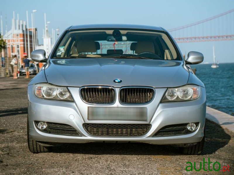 2011' BMW 320 photo #5