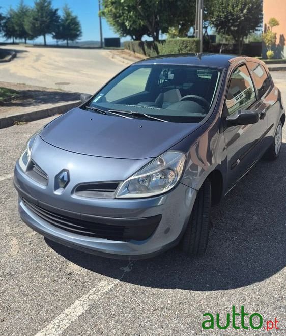 2008' Renault Clio photo #2