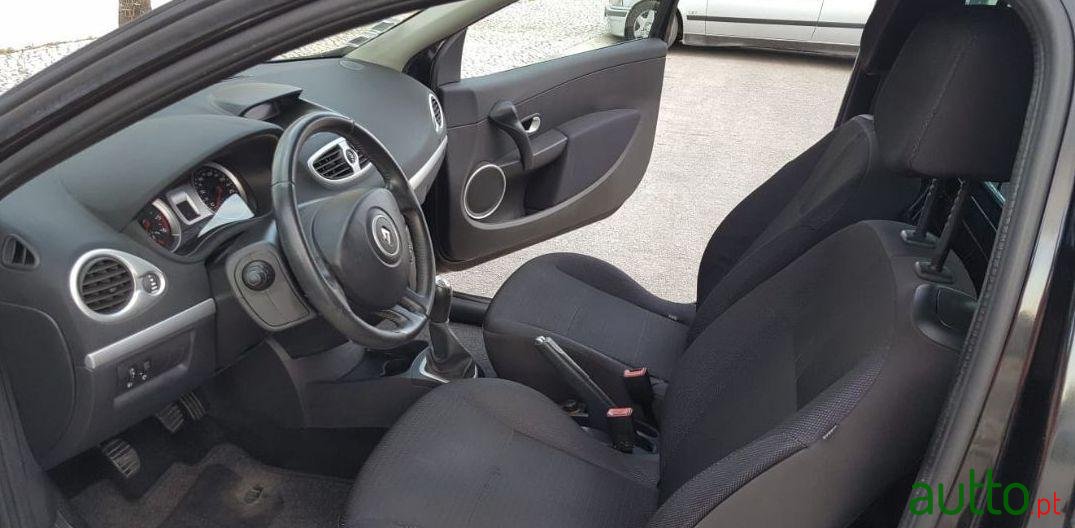 2008' Renault Clio Iii Dynamic S photo #3