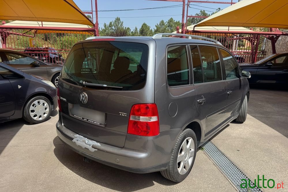 2005' Volkswagen Touran photo #3