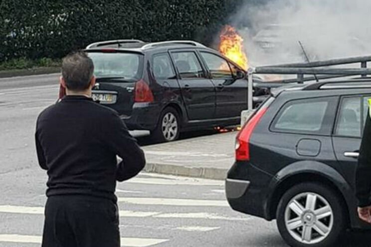 Carro arde em frente ao Braga Parque