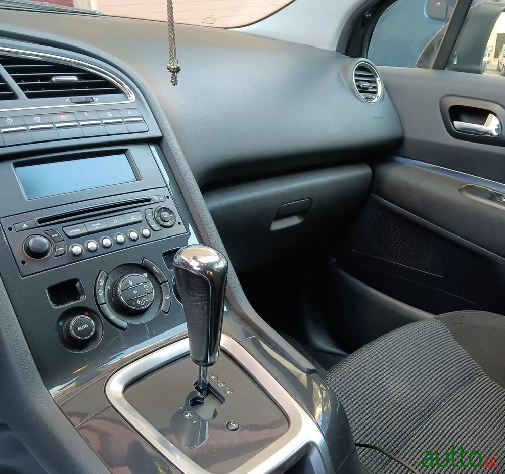 2010' Peugeot 5008 photo #6