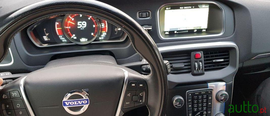 2014' Volvo V40 2.0 D4 R-Design photo #4