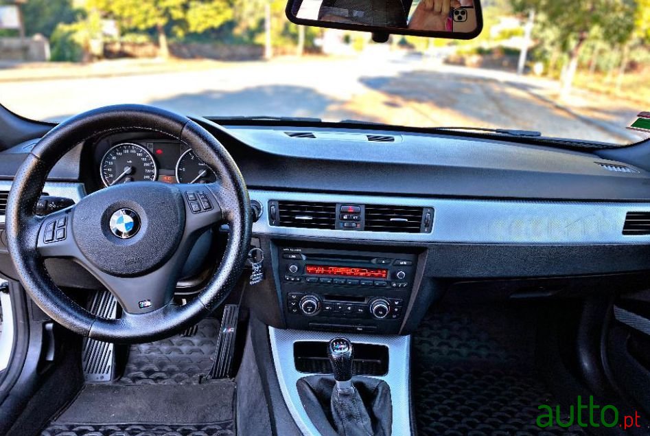 2010' BMW 318 photo #1