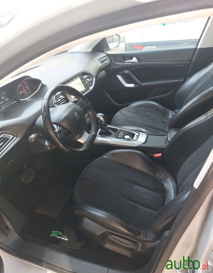 2015' Peugeot 308 photo #5