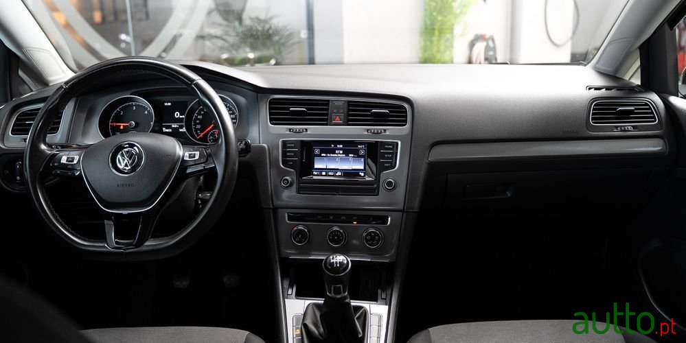 2017' Volkswagen Golf photo #4