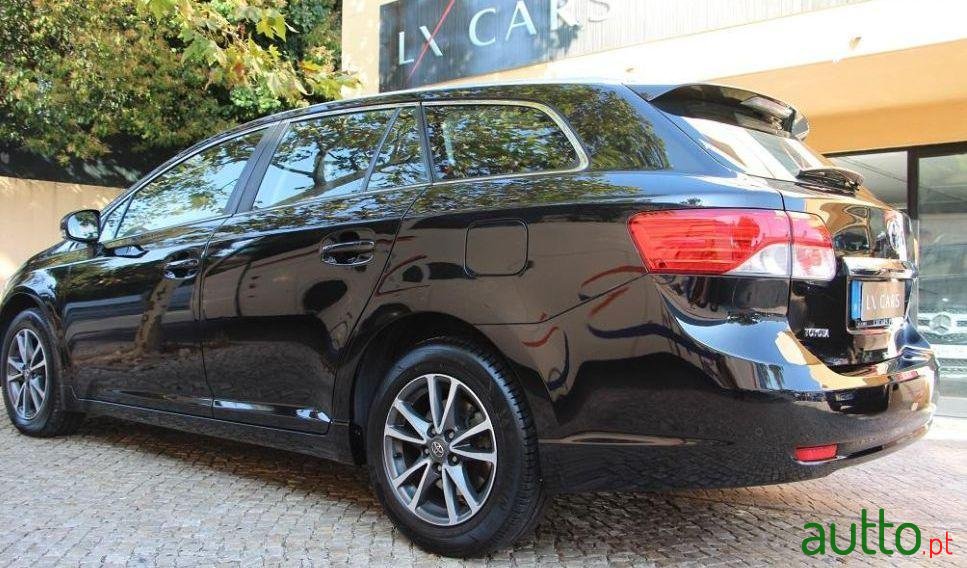 2013' Toyota Avensis photo #1