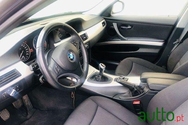 2011' BMW 318 Touring photo #1