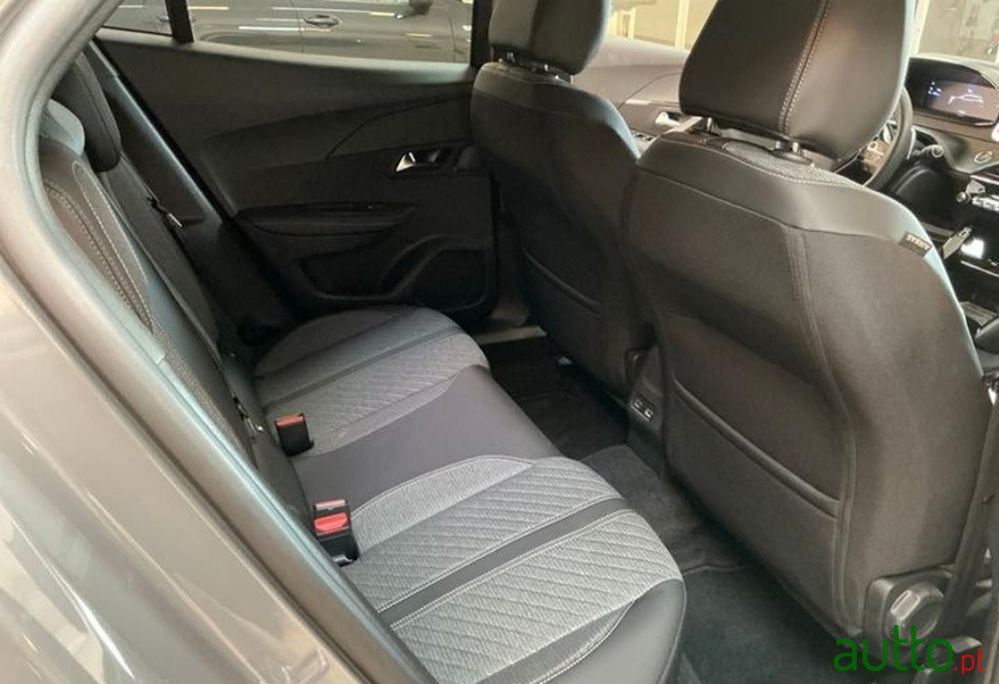 2023' Peugeot 2008 photo #5