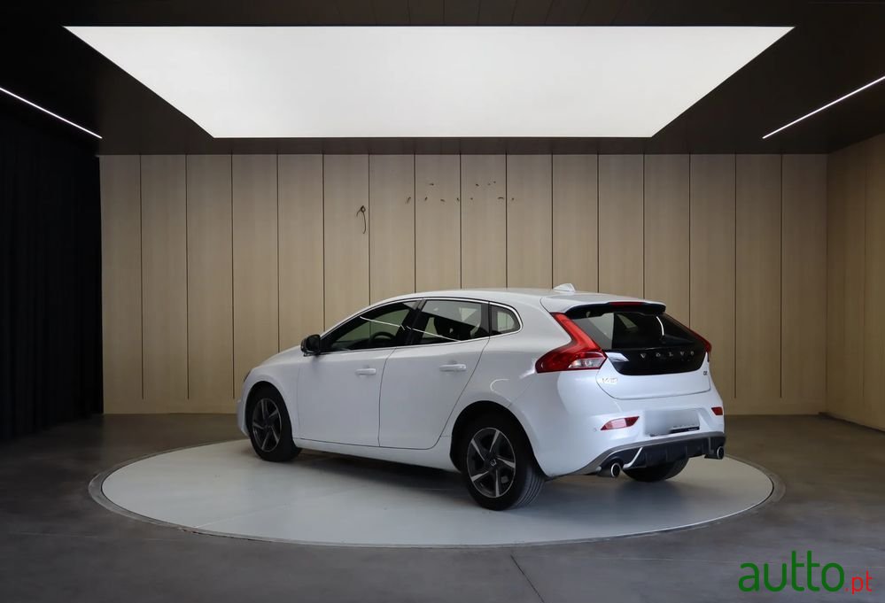 2015' Volvo V40 D2 Rdesign photo #3