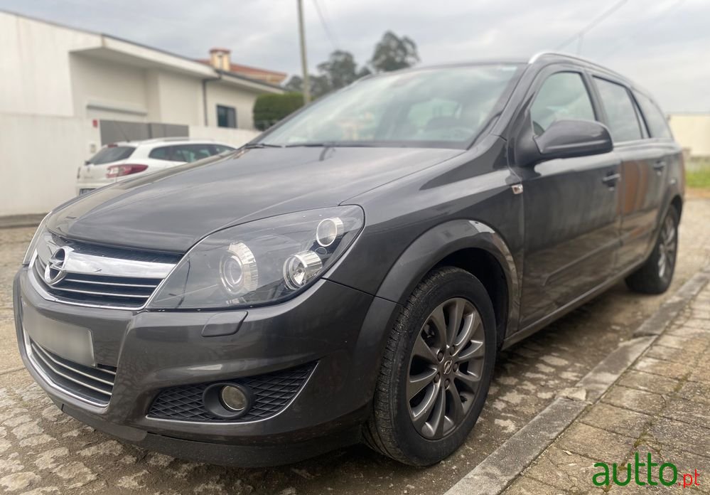 2010' Opel Astra photo #2