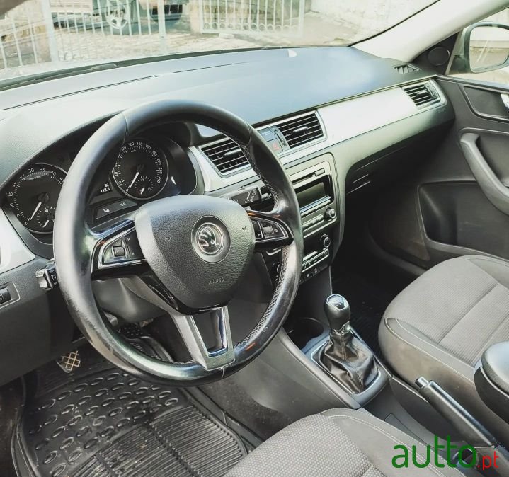 2014' Skoda Rapid photo #2