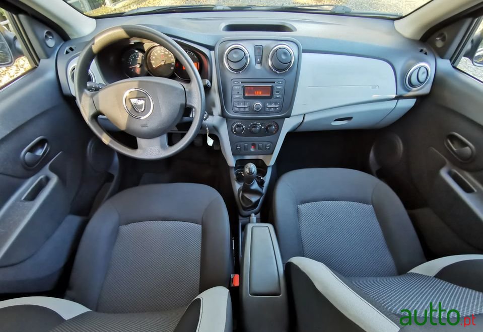 2013' Dacia Sandero photo #5