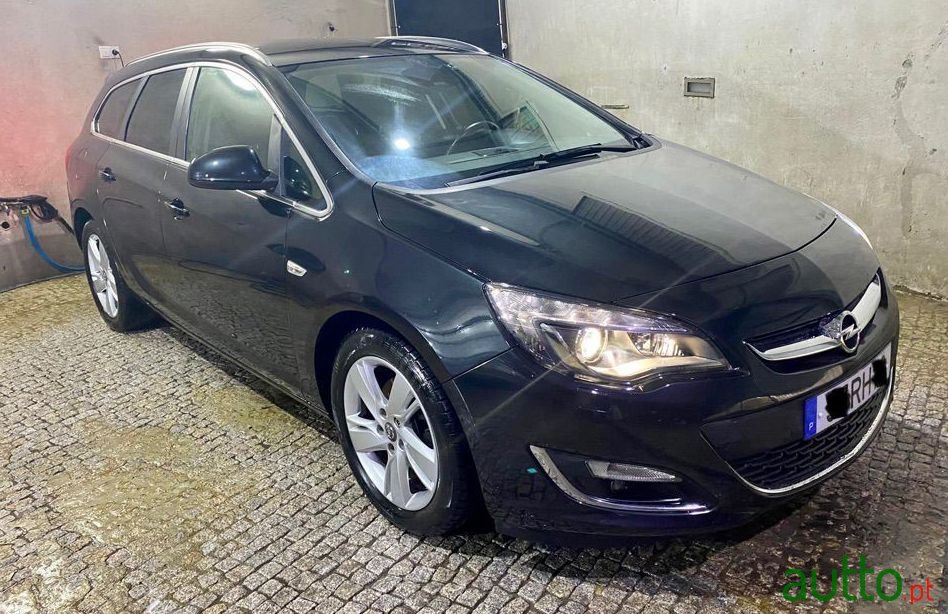 2013' Opel Astra Sports Tourer photo #1