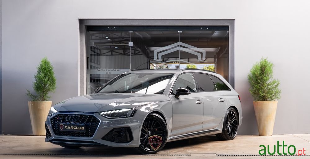 2020' Audi RS4 Avant photo #1