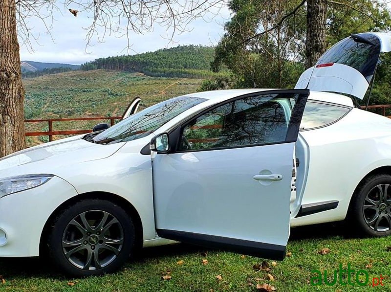 2011' Renault Megane Coupe photo #2