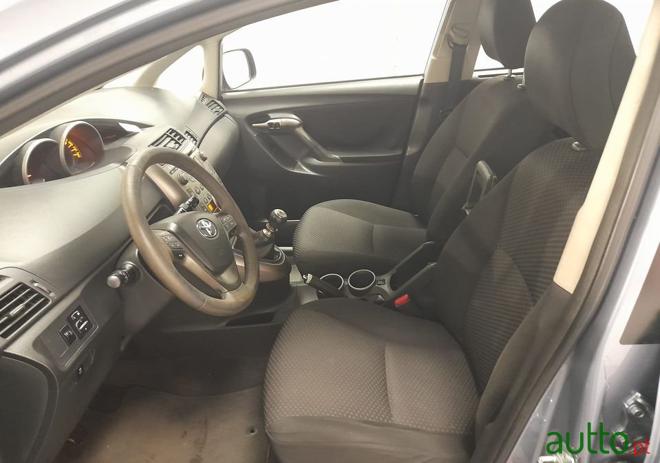 2010' Toyota Verso photo #3