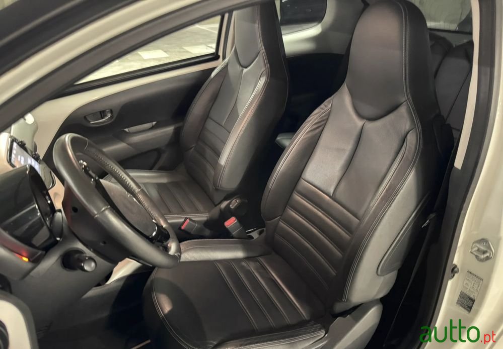 2014' Citroen C1 1.2 Vti Shine photo #6