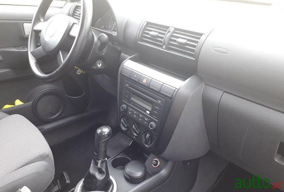 2005' Volkswagen Fox photo #1