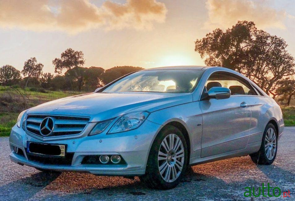 2009' Mercedes-Benz E-250 photo #1